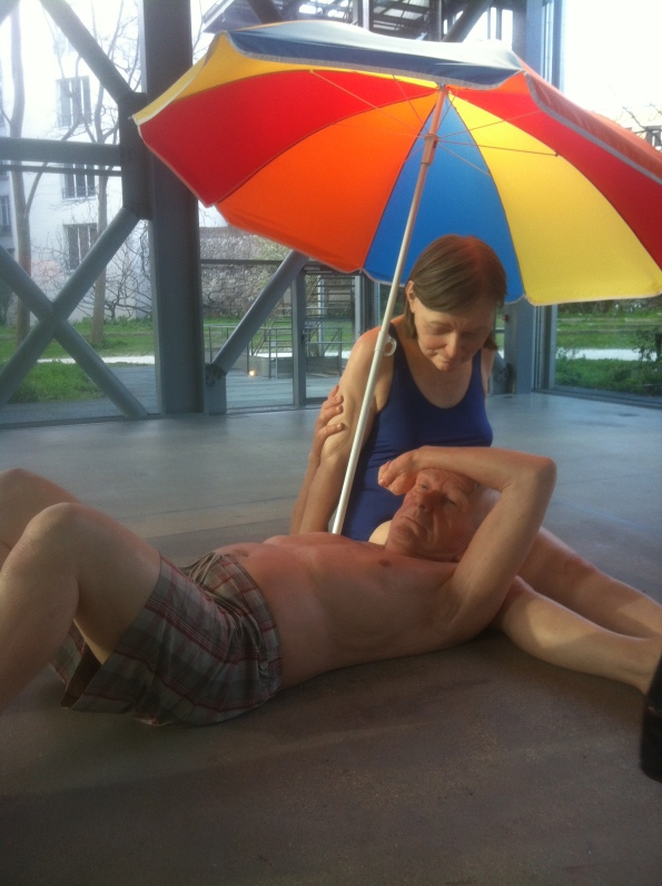 Ron Mueck - Couple under Umbrella